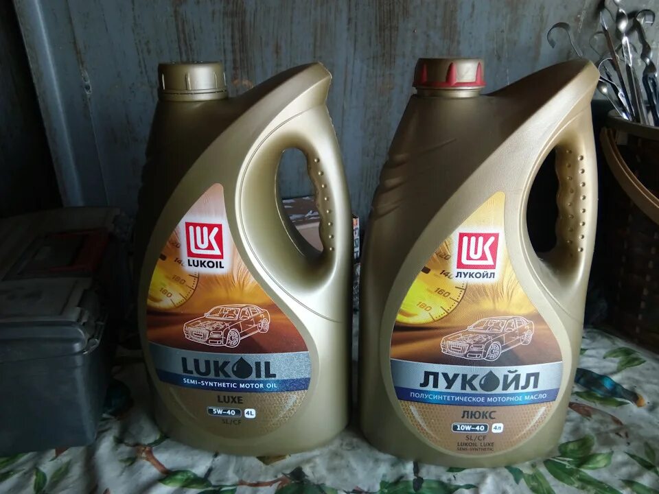 Оригинальная канистра лукойл генезис 5w40. Как отличить оригинал лукойл. Этикетка канистры лукойл люкс. Как отличить оригинал лукойл. Лукойл люкс 5w40 полусинтетика 5л.