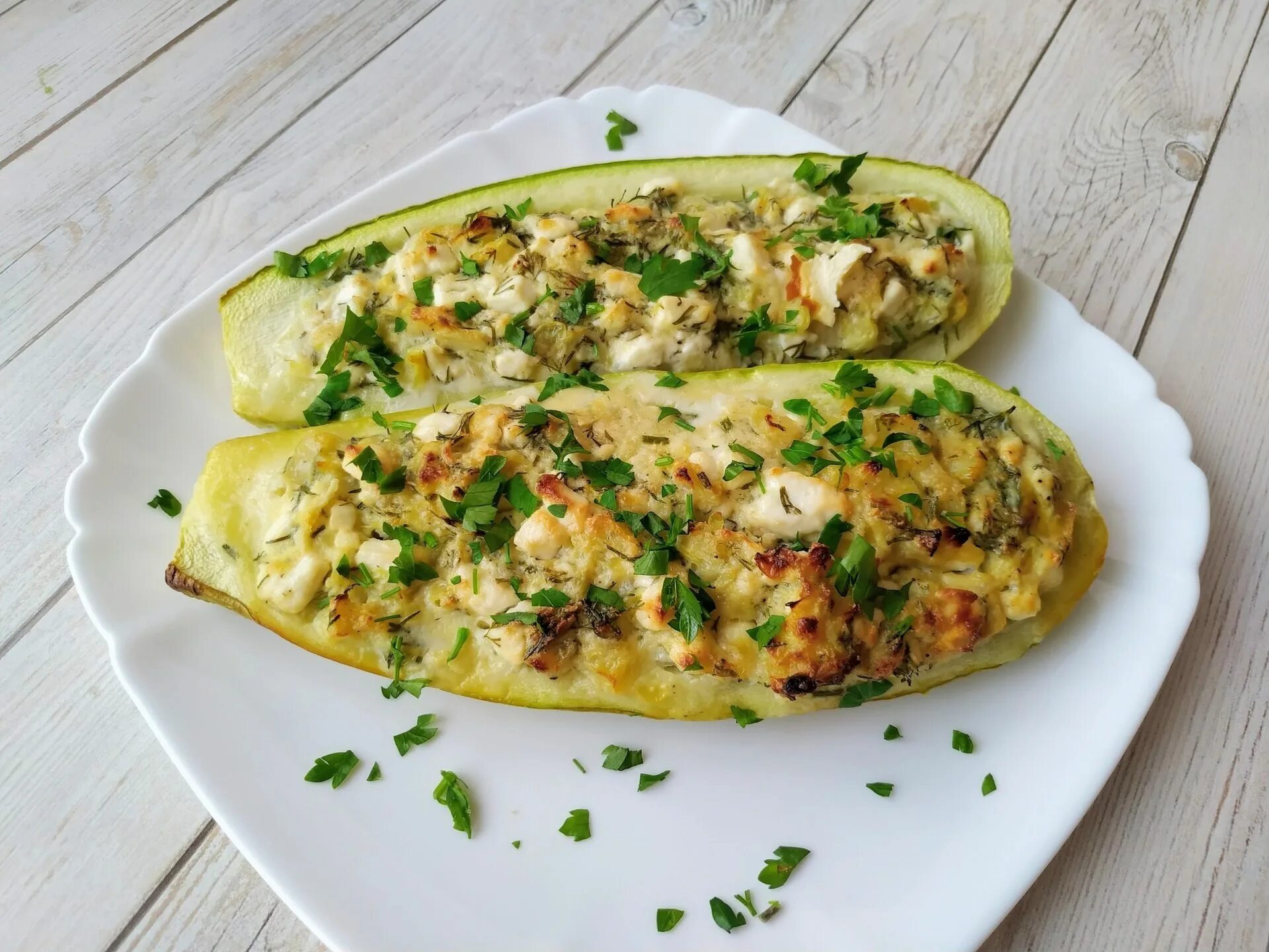 Лодочки из кабачков с курицей. Лодочки из кабачка с курицей. Что нужно на лодочки в духовке. Лодочки из кабачков в духовке. Лодочки из кабачков приготовление.