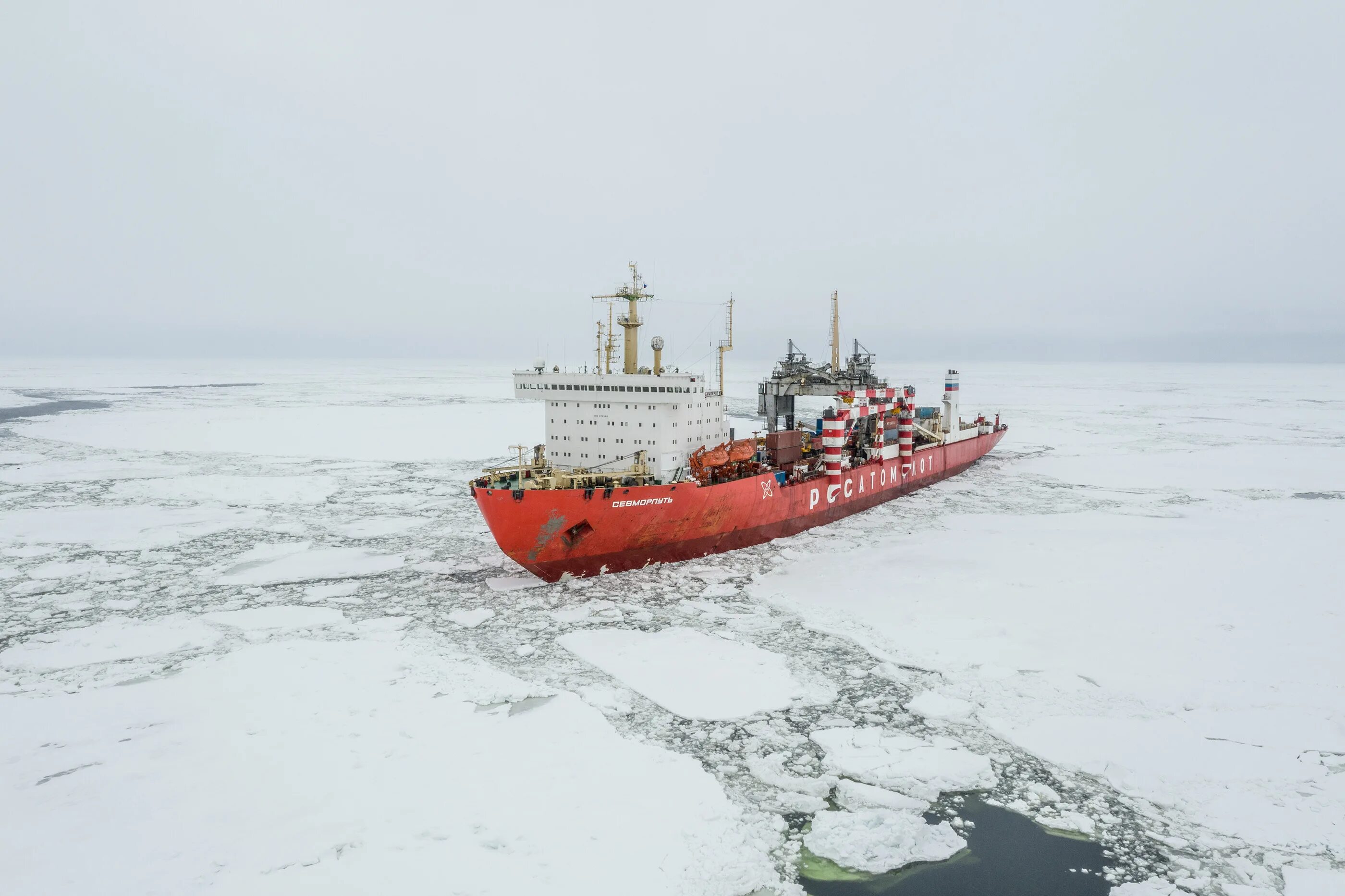 Северный морской путь впервые полностью преодолела. Северный морской путь ледоколы. Атомный ледокол Севморпуть. Лихтеровоз Севморпуть. Лихтеровоз Севморпуть во льдах.