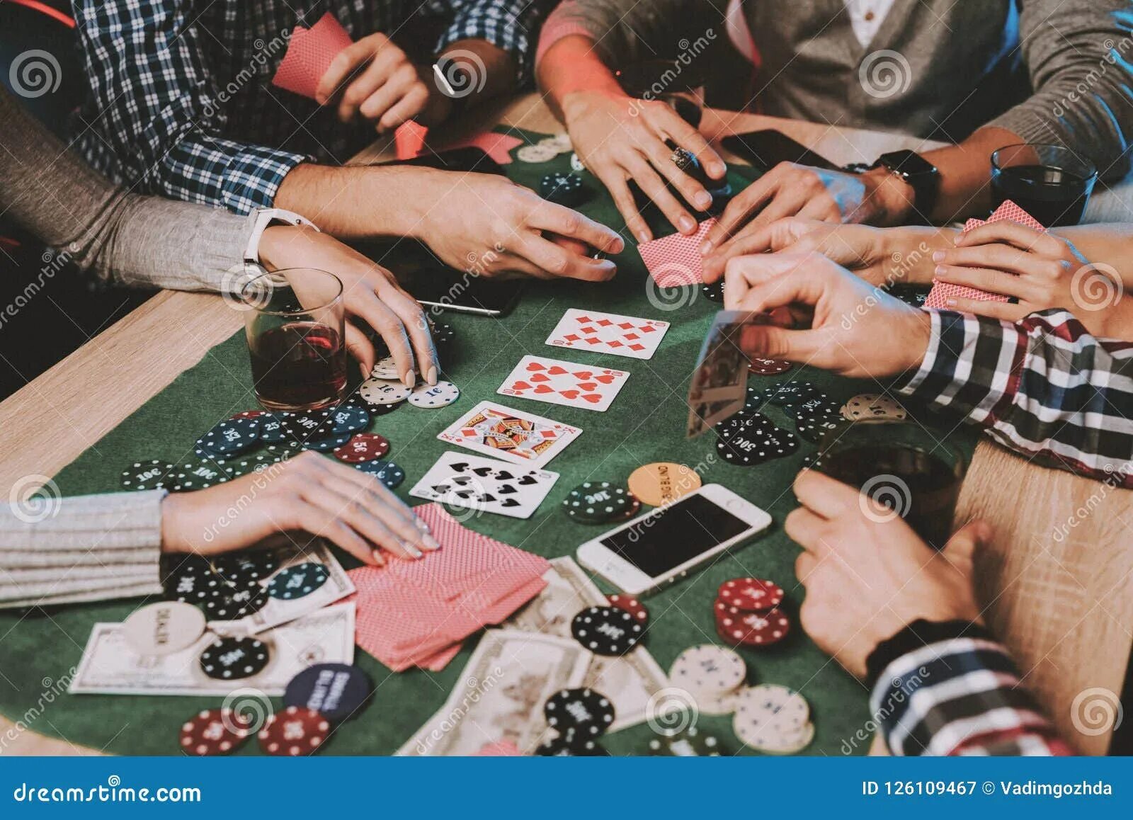 Игра в карты дома. Люди играющие в Покер. Домашний Покер. Покер люди за столом. Люди играющие в карты.
