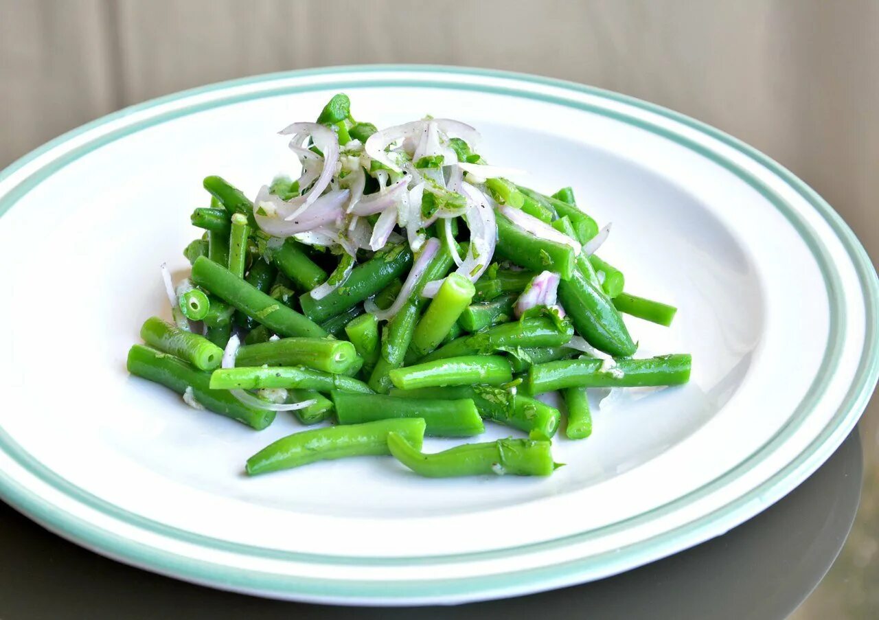 Зеленая фасоль с курицей. Фасоль зеленая стручковая. Салат со спаржевой фасолью. Фасоль салатная стручковая. Теплый салат из стручковой фасоли.