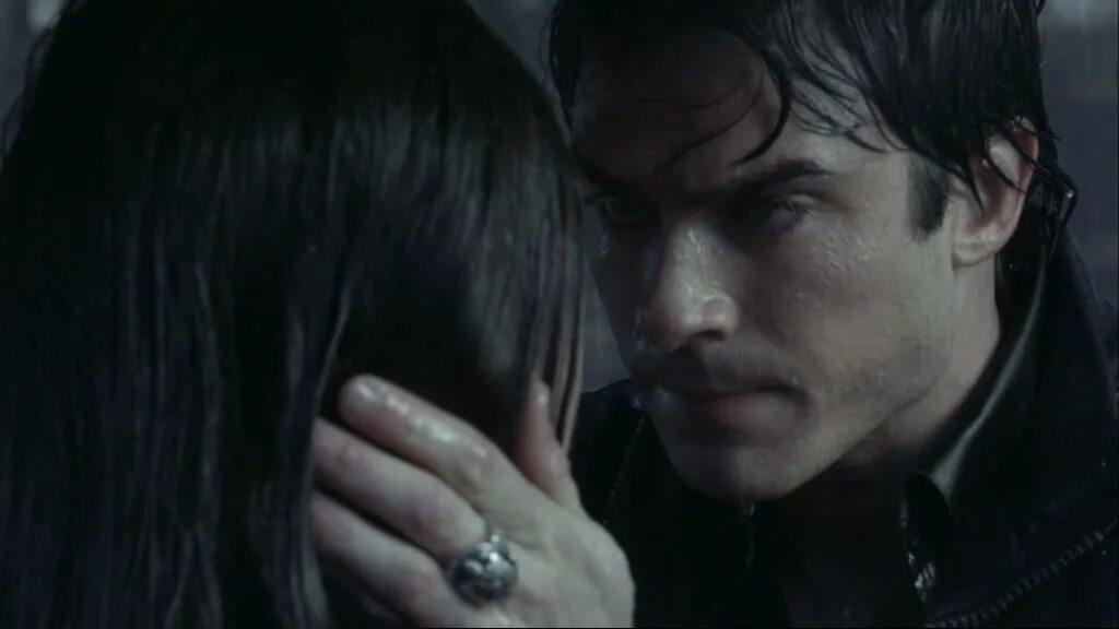 елена и дей мон под дожденм. деймон сальваторе и елена гилберт под дождем. дневники вампира поцелуй деймона и елены под дождем. елена и дей мон под дожденм. деймон и елена поцелуй под дождем.