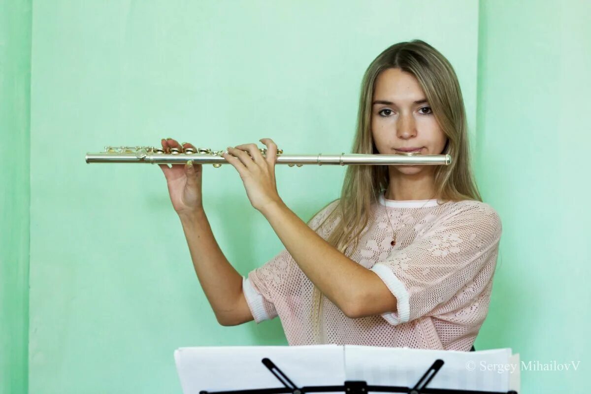 Уроки на флейте. Музыкант с флейтой. Игра на флейте. Фотосессия с флейтой.