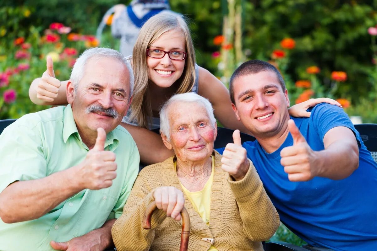 Пожилые люди. Счастливые пожилые люди. Счастливые пенсионеры. Счастливые бабушка и дедушка. Девушка с пожилым русское