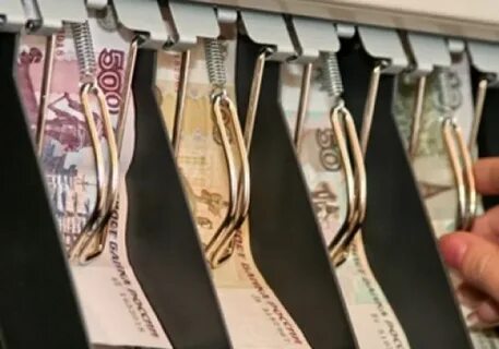 Ложат деньги на кассе
