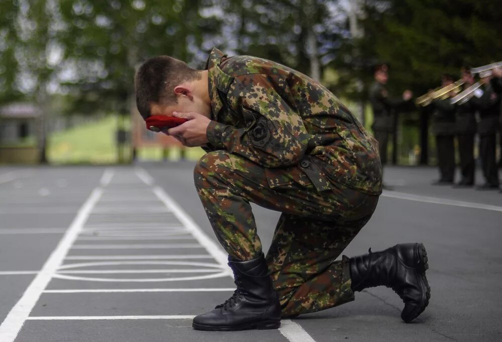 Чел в армии. Военный человек. Солдат на коленях. Военныйе на коленях. Солдат со спины.