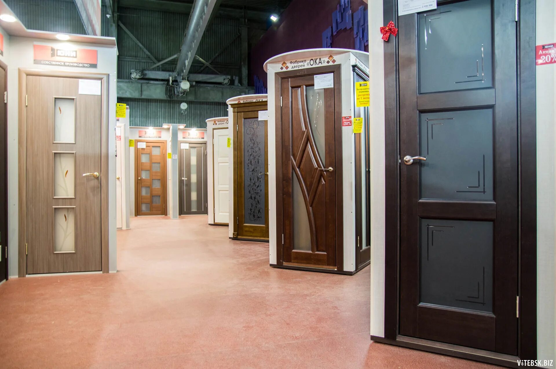 Салон входных дверей. Салон дверей межкомнатных. Межкомнатные двери магазин белгород. Межкомнатные двери магазин склад. Интерьер магазина дверей.