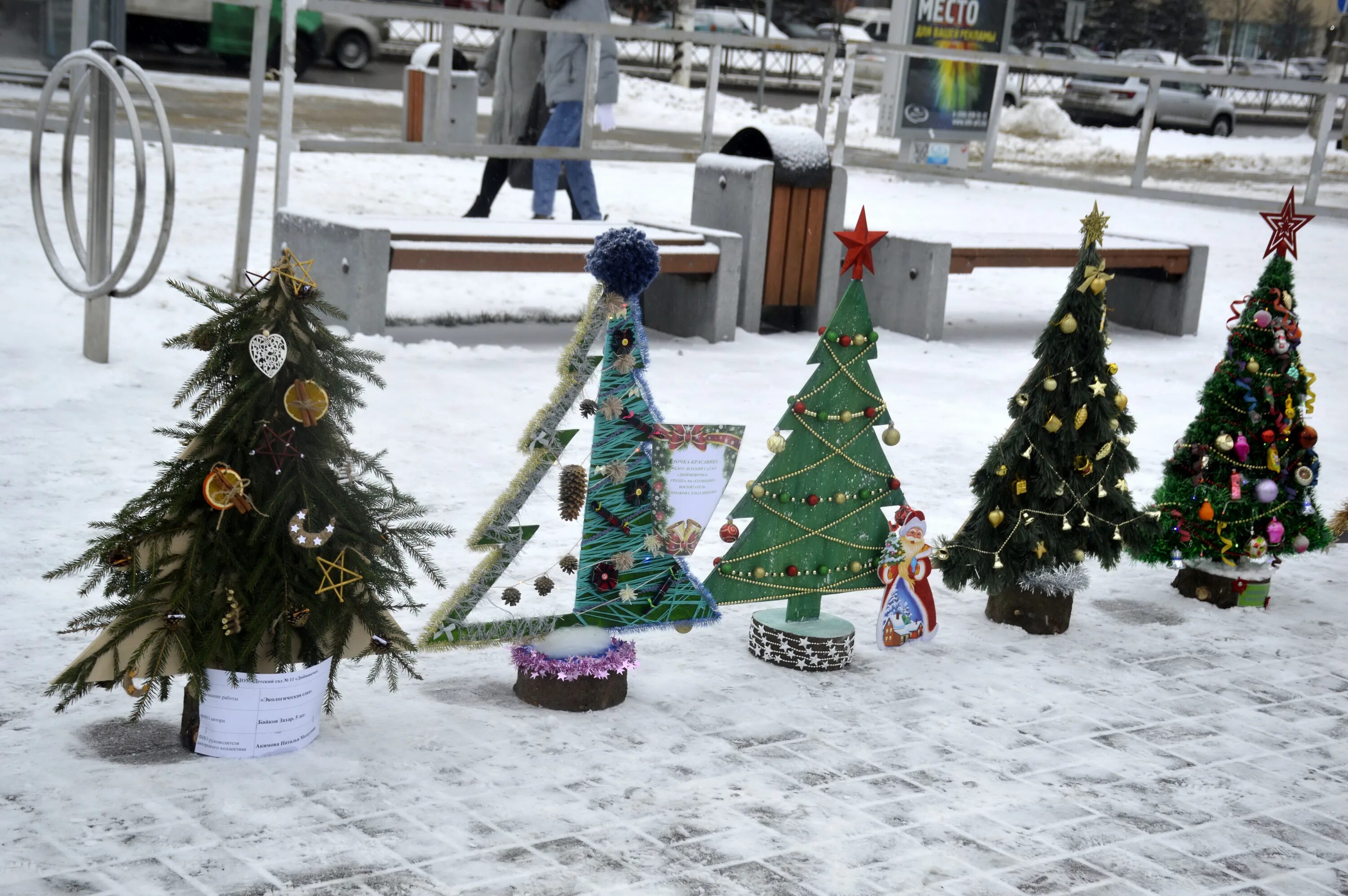 елка из гирлянды. елка арт объект. новогодняя елка. елочка. украшение елки гирляндой.