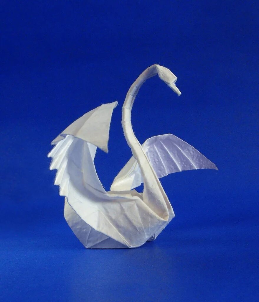 Бумажный лебедь. Лебедь шипун оригами. Объемный лебедь из бумаги. Лебедь на бумаге. Бумагопластика лебедь.