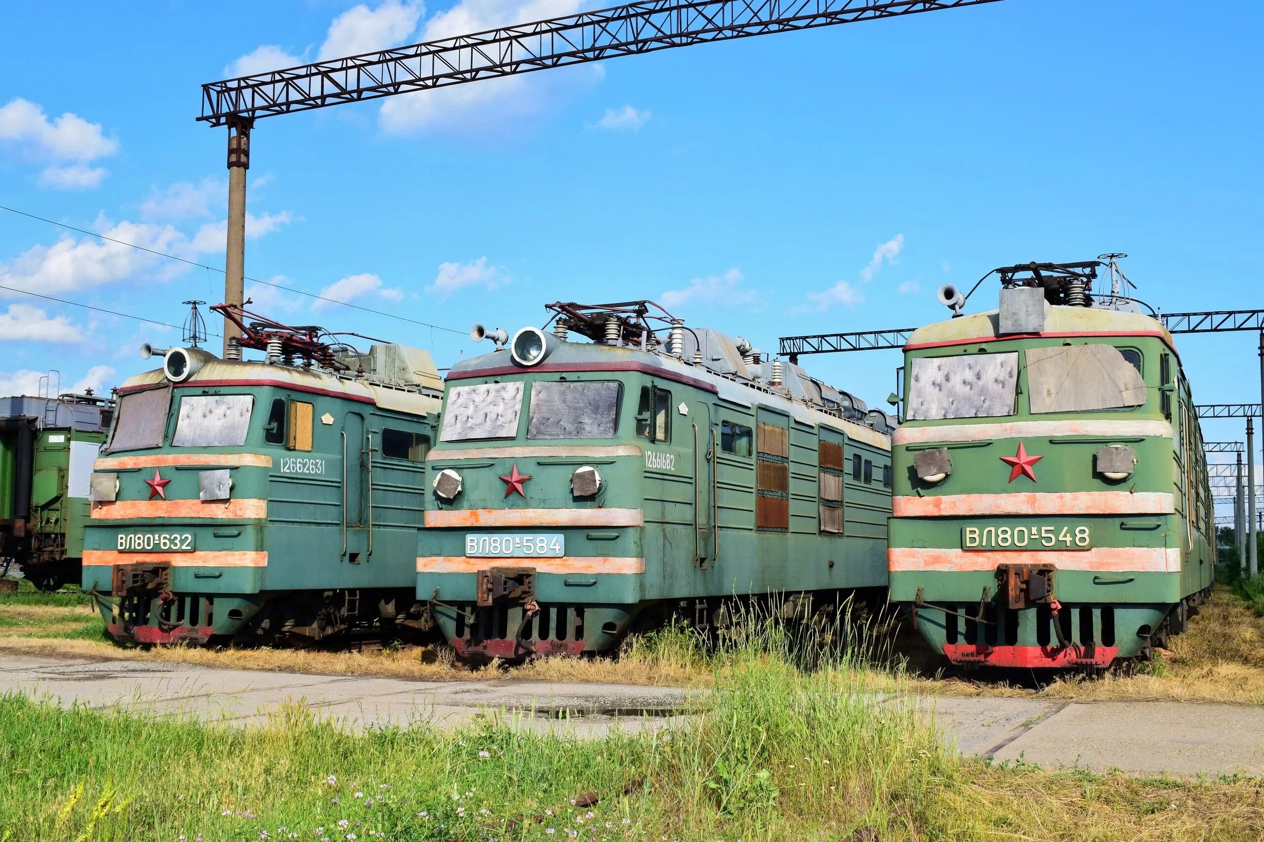 База железных дорог. Заброшенные электровозы вл 80. Вл 80 с вагонами. РЖД Локомотив вл 80. Ржавый тепловоз вл80.