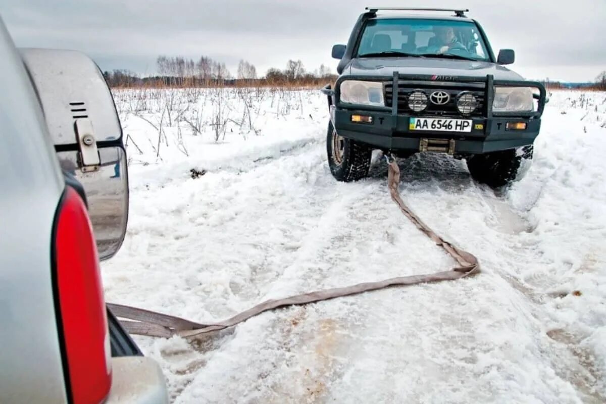 Можно на машине автомат тащить машину. Буксировка авто. Буксировка на гибкой сцепке в гололедицу. Буксировка автомобиля зимой. Буксир автомобиля.