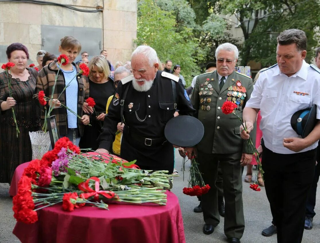 Открытие мемориала в Донбассе. Памятная доска с орденом Мужества. Солдат Ставрополь.