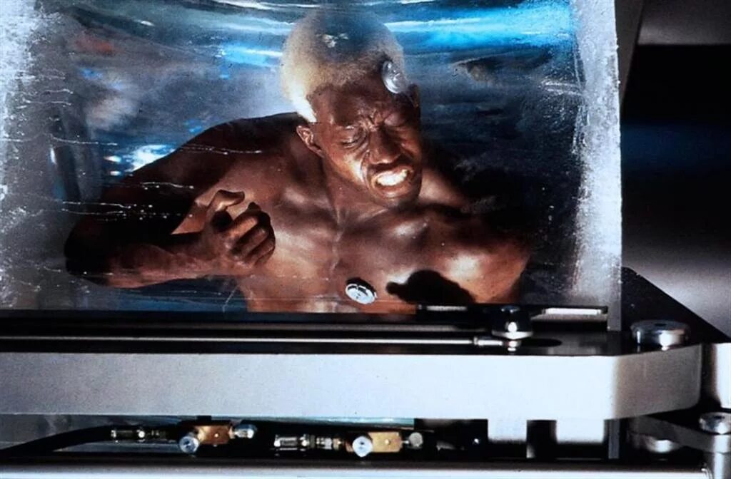 Разрушитель фильм 1993. Сталлоне где его заморозили. Разрушитель фильм 1993 уэсли снайпс. Фильм сталлоне разрушитель. Разрушитель сталлоне заморозили.