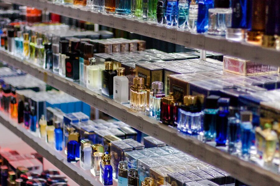 Рынок парфюмерии. Парфюм с рынка. Парфюмерная продукция. Склад парфюмерии.