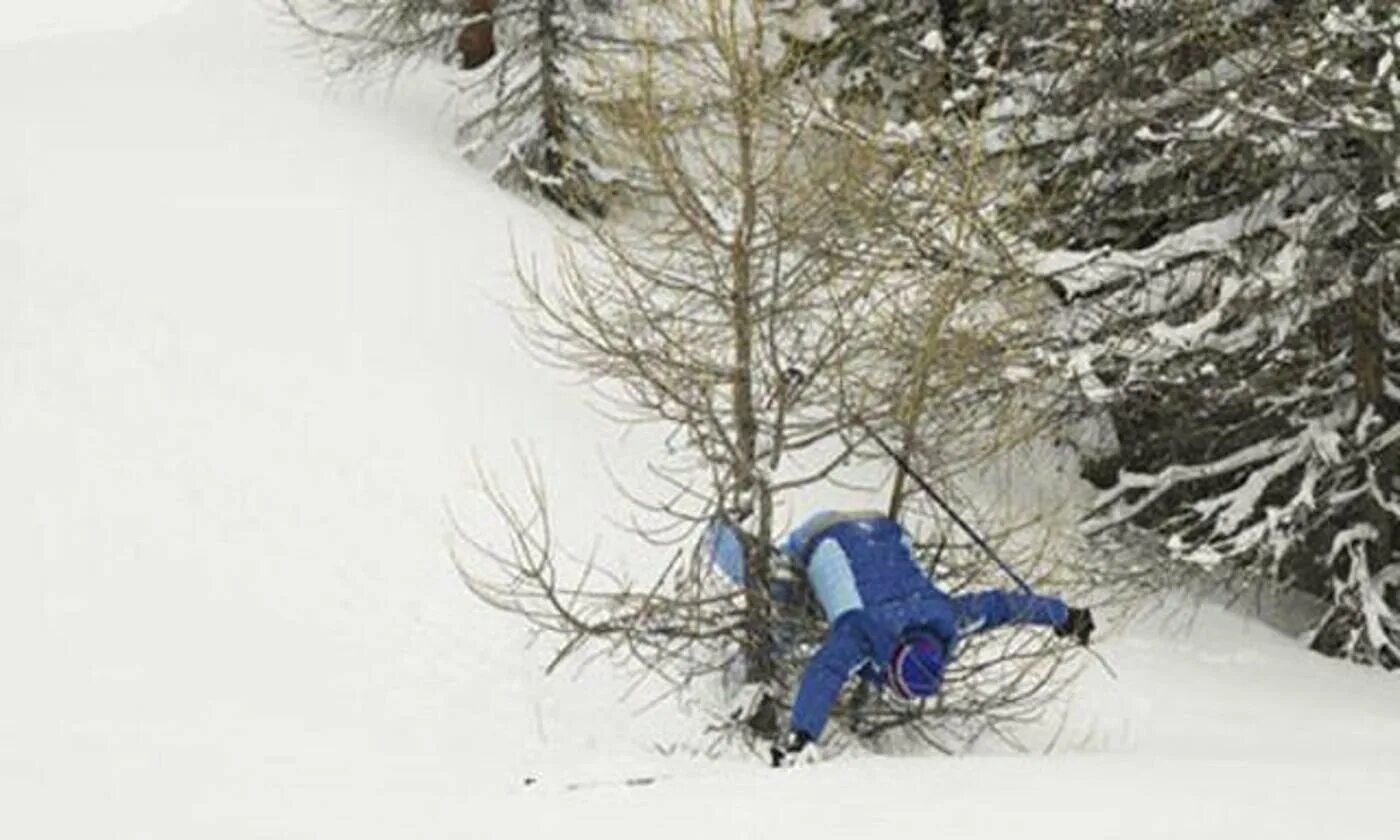 Лыжник врезался в дерево. Падение на лыжах в лесу. Падение на лыжах в горах. Упал на лыжах.