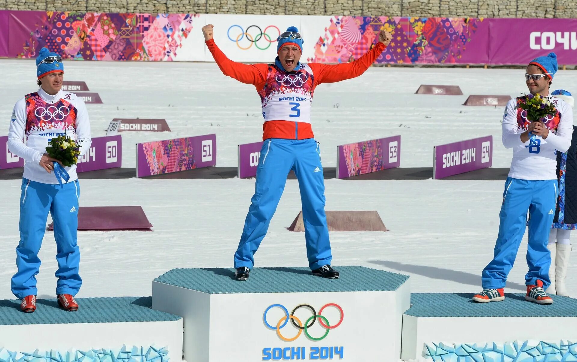 русский пьедестал. чемпионат по фигурному катанию 2022. чемпионат европы по фигурному катанию 2020. чемпионат европы по фигурному катанию 2022. динара сафина 2008 олимпиада.