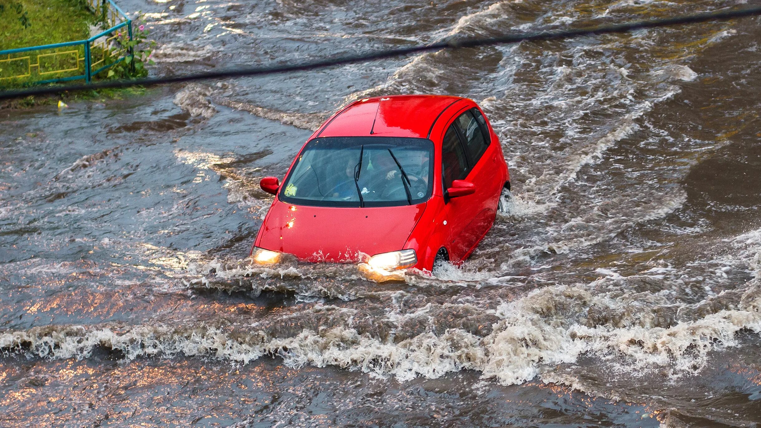 Почему в автомобиле вода. Наводнение машины. Затопленные автомобили. Машина после затопления. Потоп от машинки.