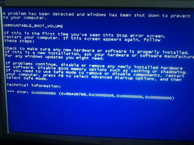 Появляется синий. Синий экран при загрузке Windows 7. При загрузке виндовс с флешки синий экран. Жесткий диск выдает синий экран. Синий экран загрузки Windows 7.