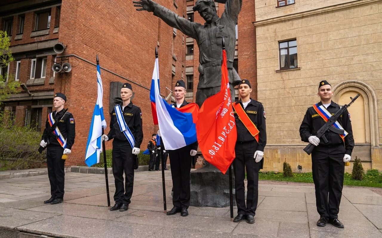 Во сколько начинается митинг 9 мая. 9 мая митинг у памятника. митинг ко дню победы. торжественный митинг 9 мая. митинг в школе ко дню победы.