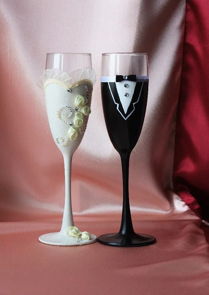 Свадебные бокалы для жениха и невесты. Свадебные бокалы белые. Свадебные бокалы для жениха и невесты. Свадебные фужеры жених и невеста. Бокалы для жениха и невесты.