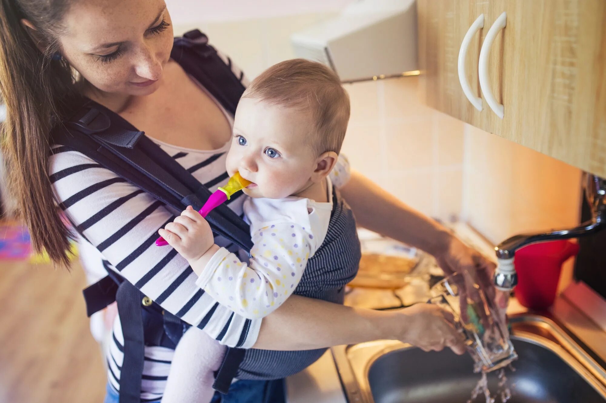 Babywearing. Baby,mum's got the Card in her hand.. Мама в жизни мальчика