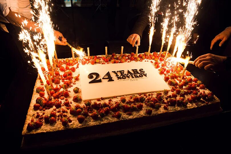 Fc 24 birthday. Торт на день рождения организации. Торт на юбилей компании. С днём рождения 24 года. Торт на день рождения 24.