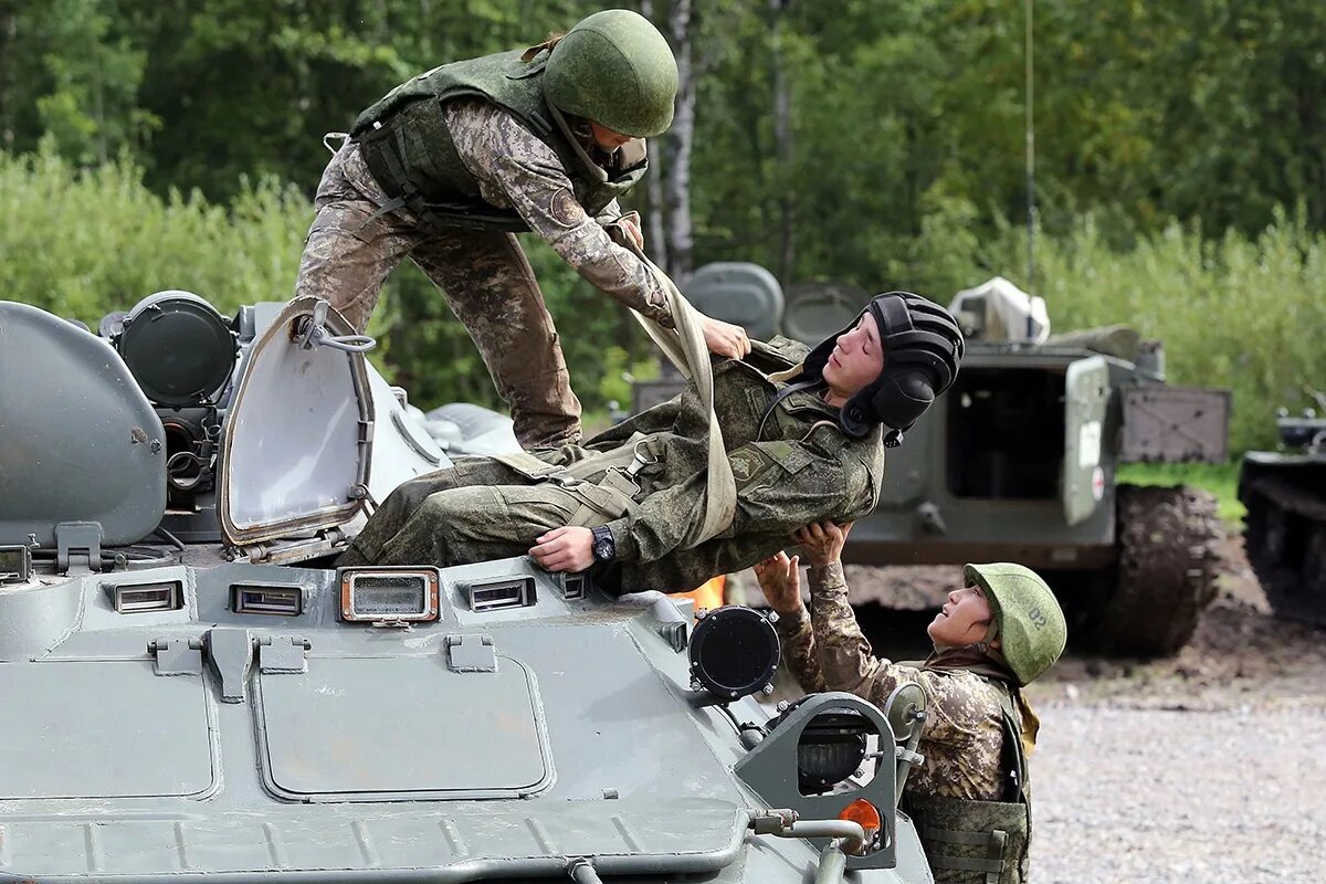 БТР-80 рпг7. Извлечение раненых из бронетехники. Вынос раненого с поля боя. Извлечение раненых из боевых машин. Вынос раненых