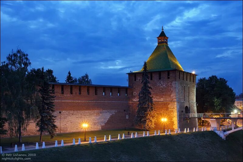 Стена кремля нижний новгород. Нижегородский Кремль Нижний Новгород. Нижегородский Кремль Белокаменный. Никольская башня Нижегородского Кремля. Нижний Новгородский Кремль.