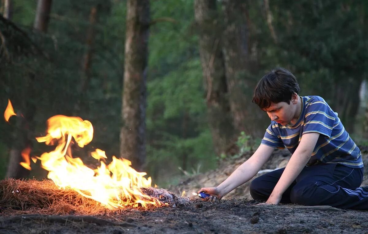 Fire child. Лес в огне. Лес в огне с человеком. Разжигание костра в лесу. Человек поджигает лес.