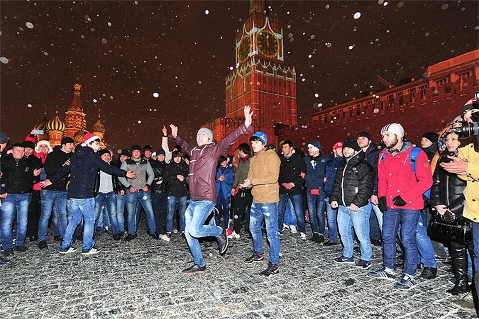 Почему 31 декабря. Красная площадь новый год мигранты. Люди на красной площади в новый год. Лезгинка на красной площади. Толпа зимой в Москве.