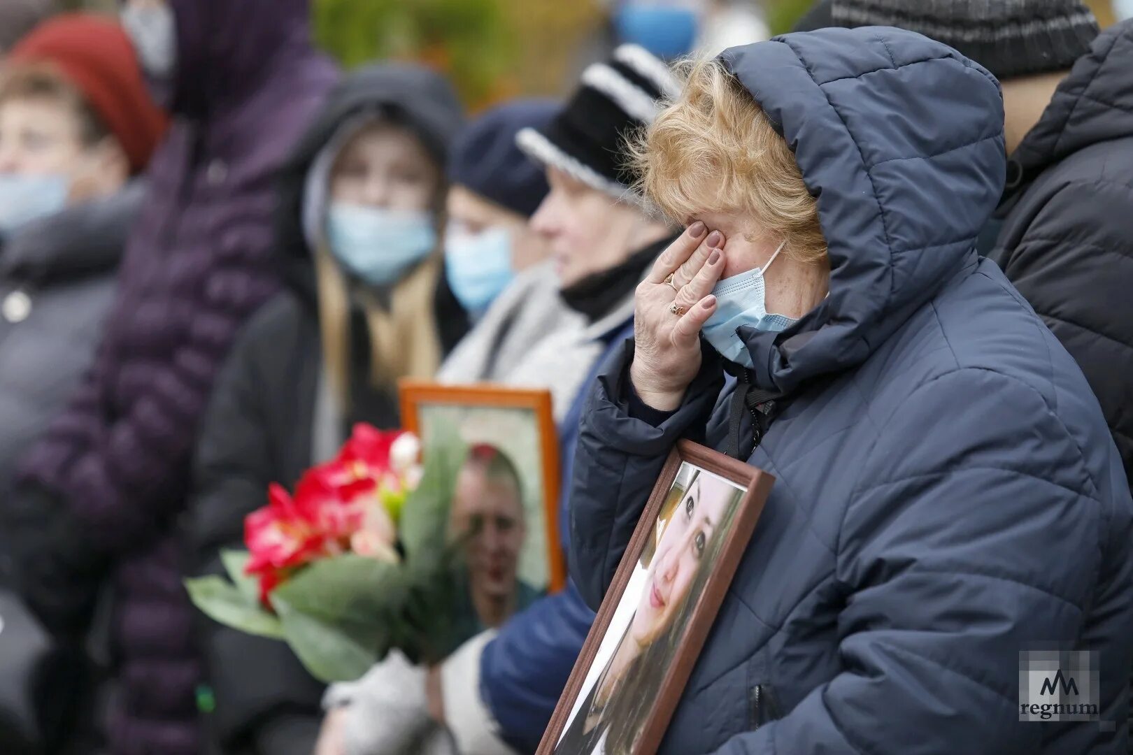 Похороны жертв теракта в москве. Катастрофа a321 над Синайским. Родственники погибших в авиакатастрофе.