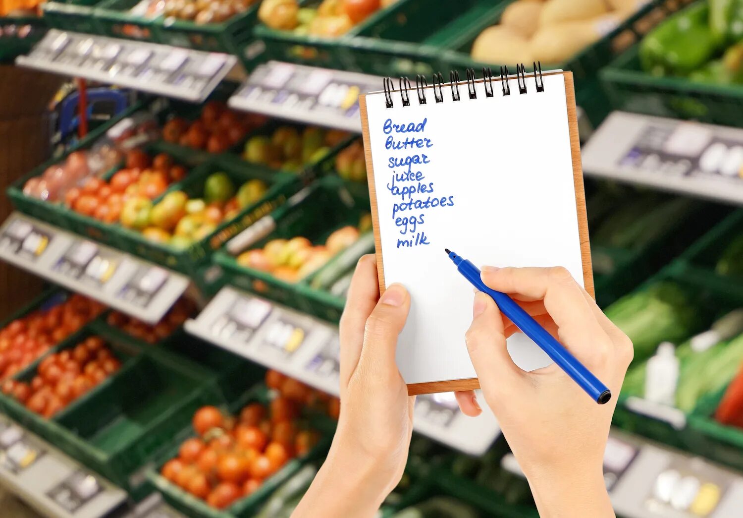 Список покупок в магазине продуктов. Человек со списком продуктов в магазине. Shopping list. Список для похода в магазин. Список магазинов картинки.