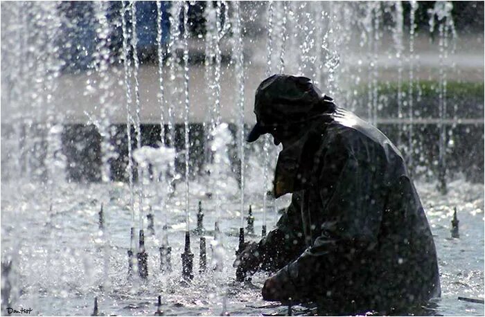 На улице снег на душе. Человек под дождем. Дождь одиночество. Одинокий человек и дождь. Человек в капюшоне под дождем.