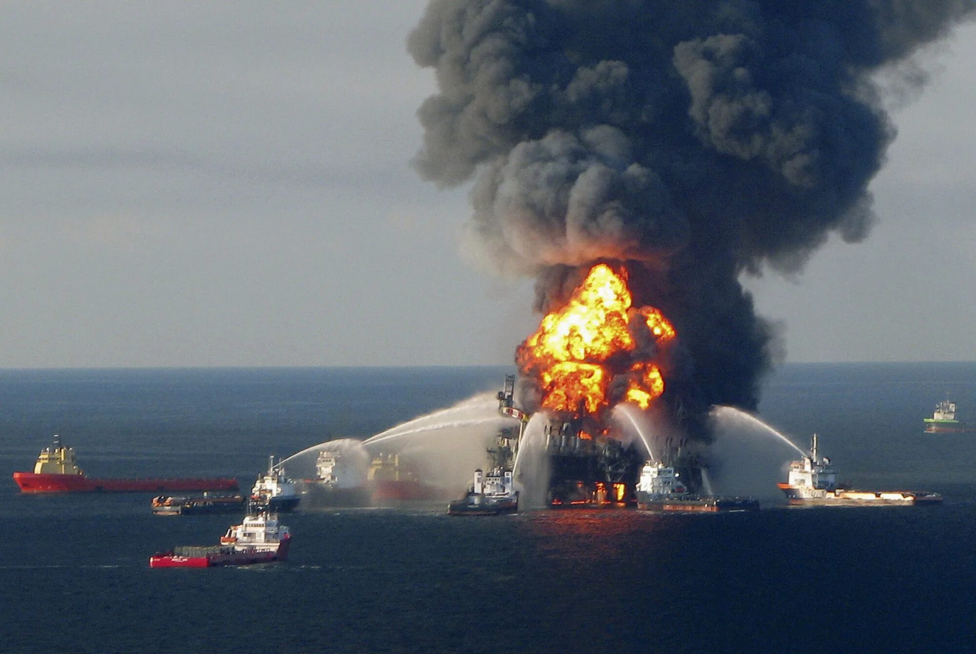 14 апреля 2010. Взрыв нефтяной платформы Deepwater Horizon в мексиканском заливе. Бритиш Петролеум авария в мексиканском заливе. Взрыв нефтяной платформы Deepwater Horizon - 20 апреля 2010 года. Взрыв на нефтяной платформе в мексиканском заливе 2010.