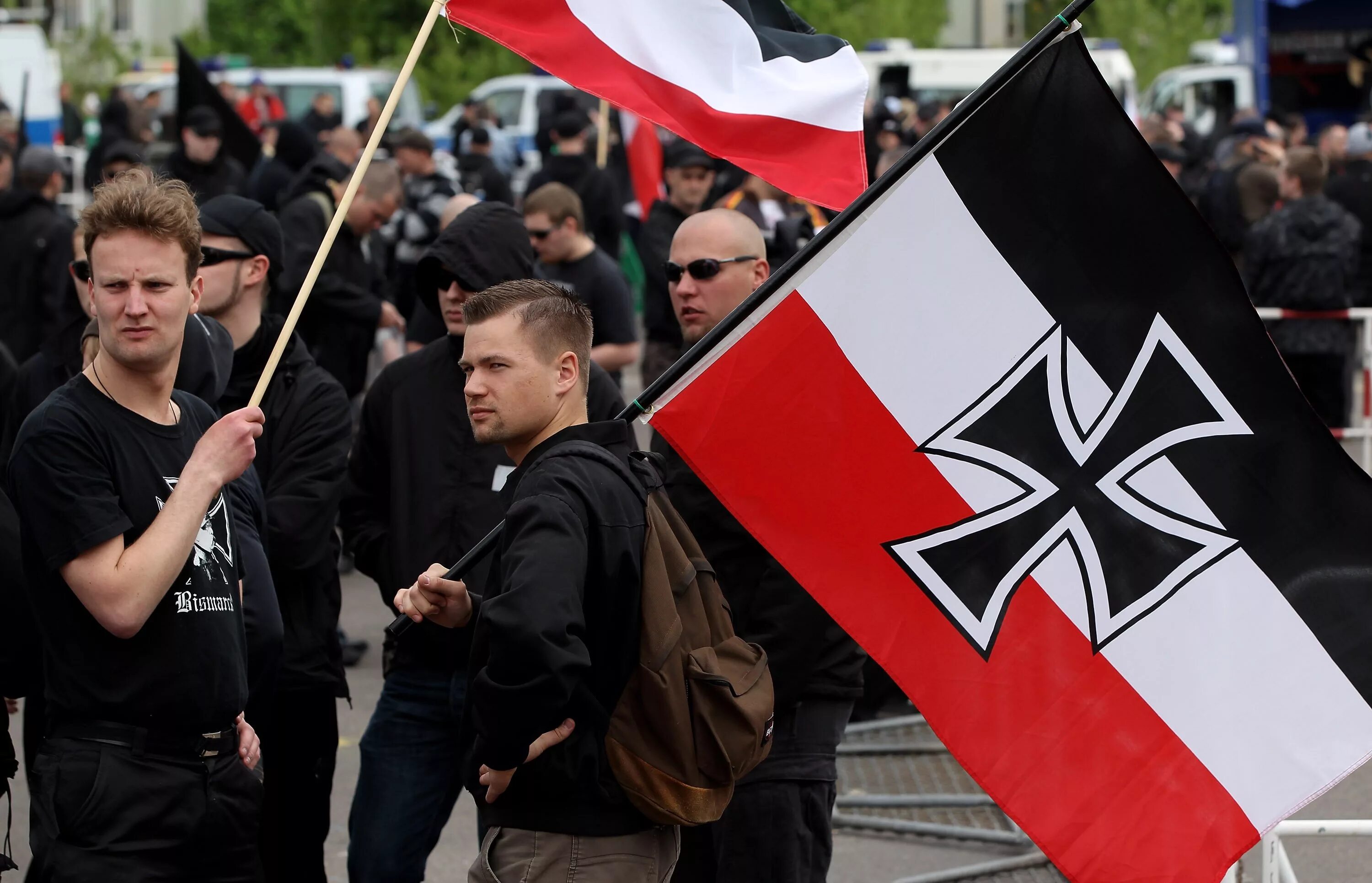 Национал социалистическое общество. Борн неонацисты. Неонацисты в Германии 2020. Флаг неонацистов Германии. Неонацисты в Германии 2022.