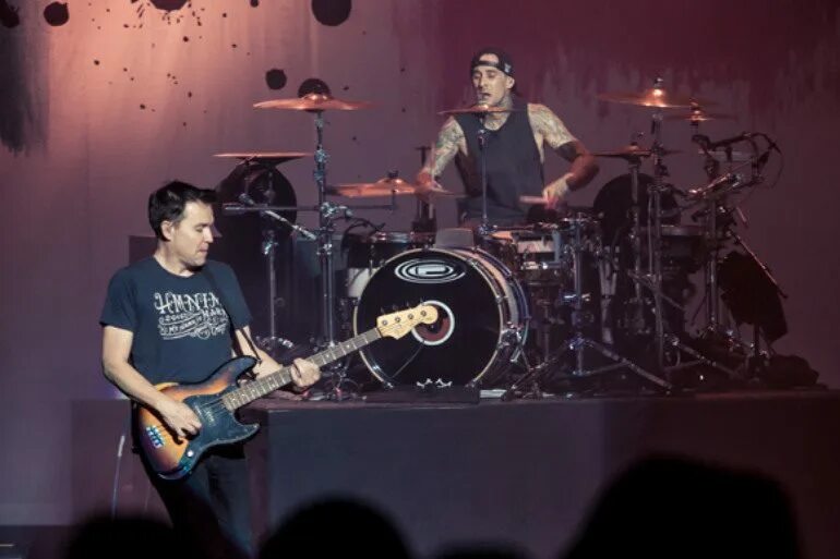 Blink 182 2025. Blink 182 live. blink 182 live 2025. блинк 182 слушать.