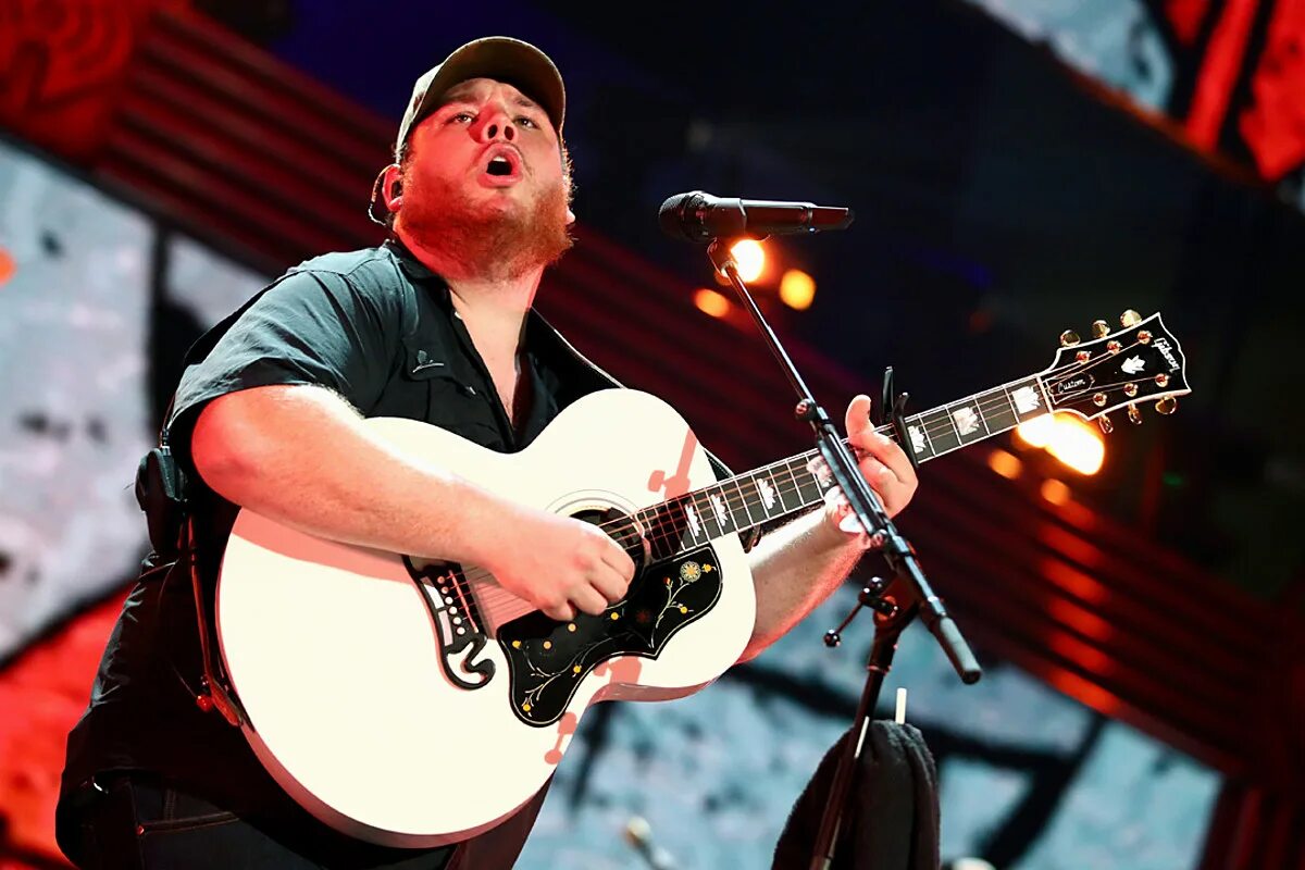 New us music. Luke Combs. Кантри певец люк. Популярные исполнители Кантри в США. Кантри певец американский once.