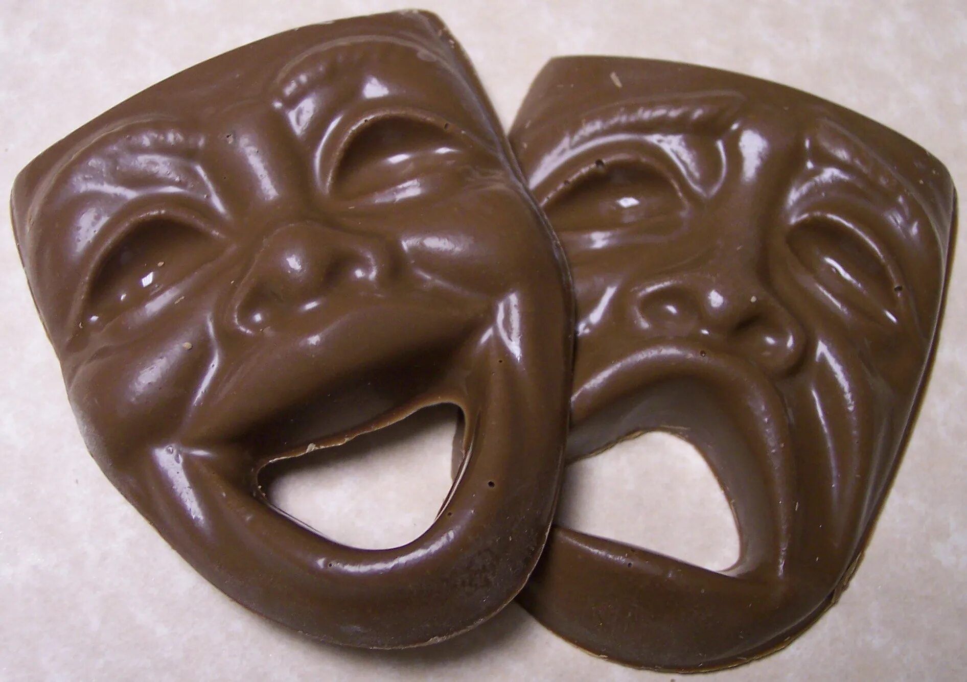 Маска шоколад. Шоколадная маска. Маска из шоколада. Театральная маска из шоколада. Шоколадные конфеты маска.