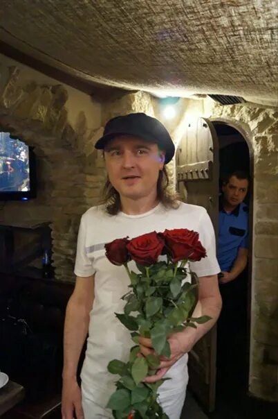 Дым ностальгии с ментолом. Что стало с солистам невероятно популярной в 90-е гру