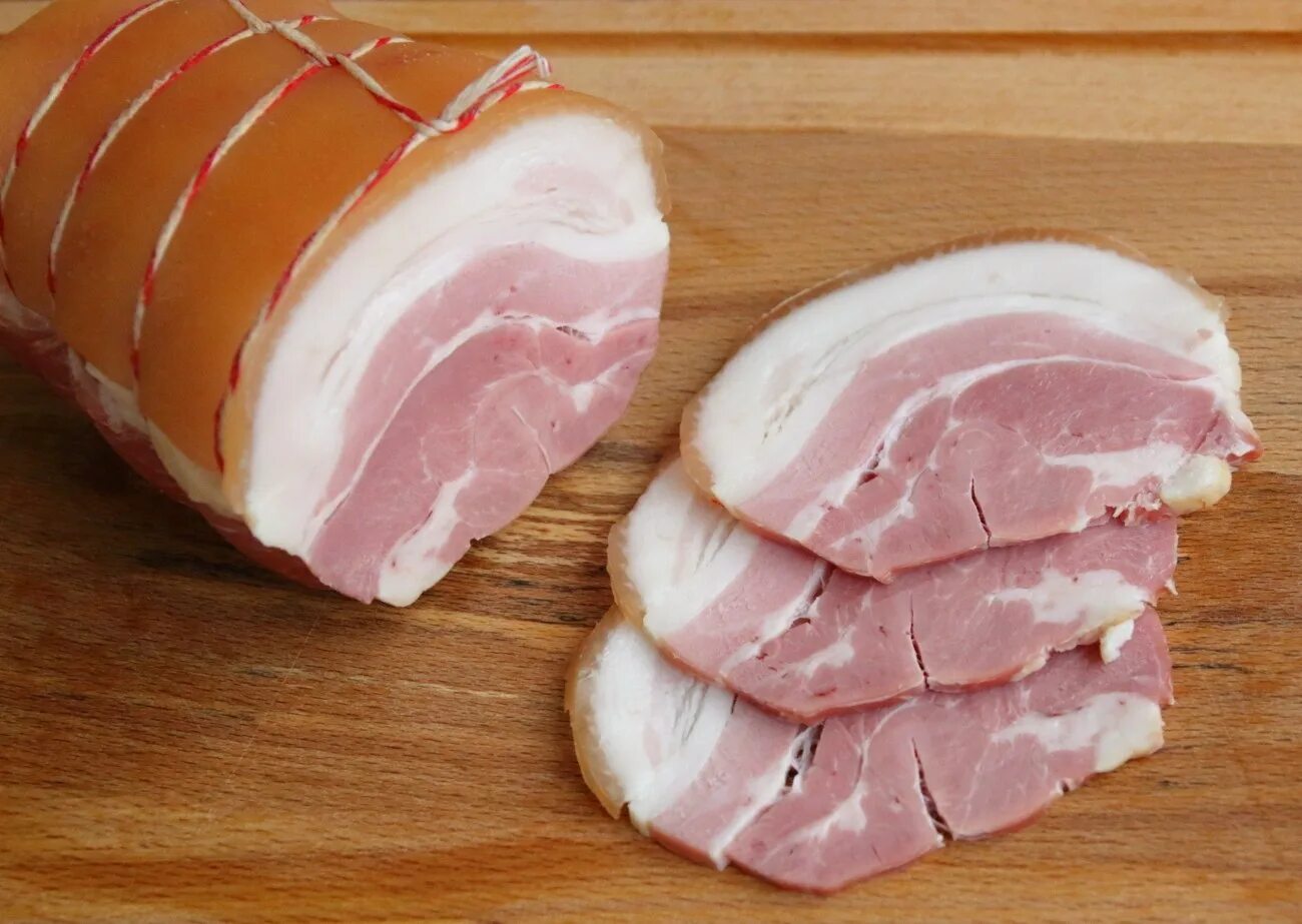 Варёная грудинка в домашних. Грудинка свиная вареная. Грудинка свиная запеченная. Сало грудинка свинина вареная. Варёная свиная грудинка в пакете.