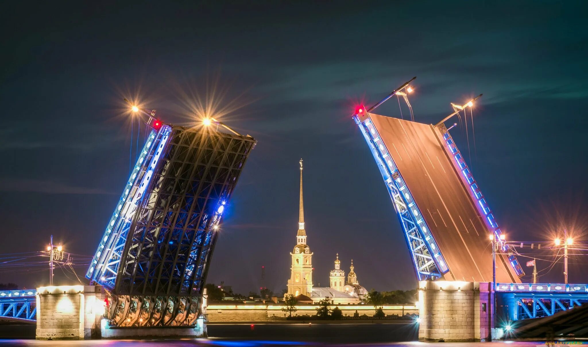 Дворцовый мост в Санкт-Петербурге. Адмиралтейство Дворцовый мост. Дворцовый разводной мост. Разведенный Дворцовый мост в Санкт-Петербурге.