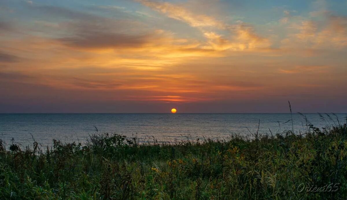 раннее летнее утро. там где рождается солнце. рассвет солнца. там где рождается солнце. дневные солнечные.