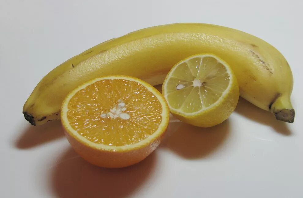 Яблоки и бананы. Мандарин и банан. Банан апельсин сток. Оранжевое яблоко. Фрукты бананы яблоки мандарины.