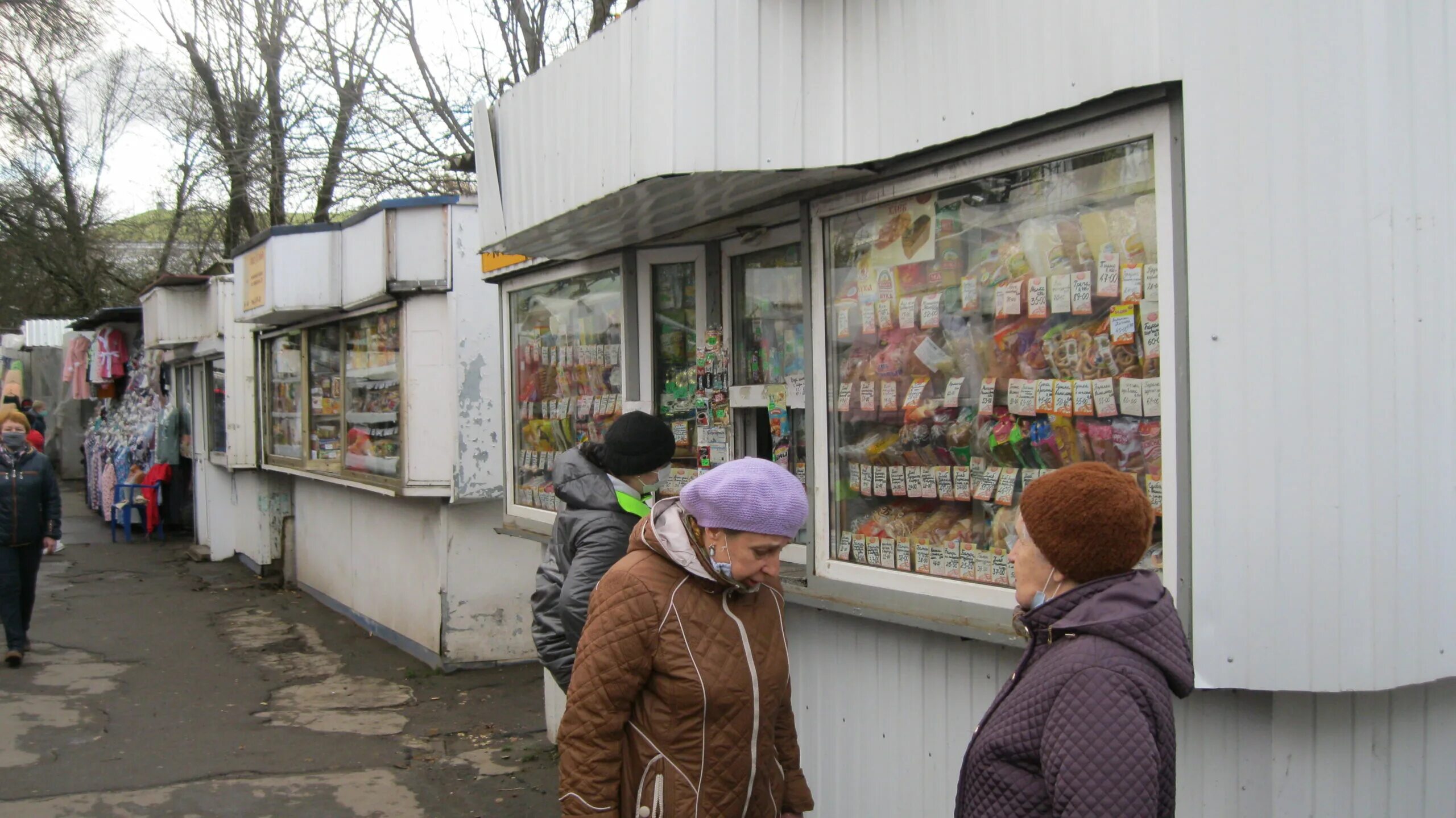 Бульвар ногина 12 тверь. Б р ногина. Утки на бульваре ногина тверь. Тверь бульвар ногина 41. Рынок в твери в 90.