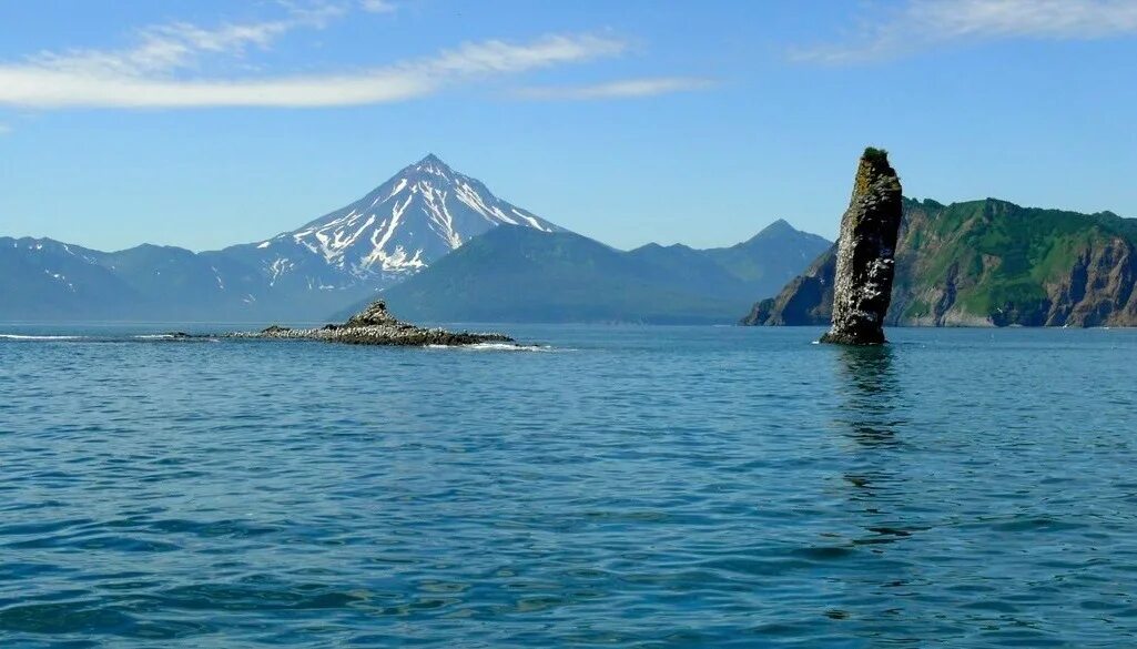 Курильское озеро экскурсия. Лодка дальний восток. Дальний восток авачинская бухта. Дальний восток шантарские острова. Бухта моржовая камчатка.