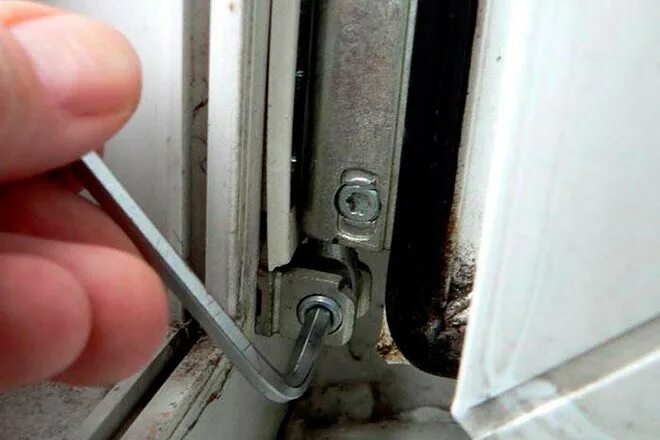 Захлопнулась дверь балкона. Прижим верхней петли пластикового окна саламандер. нижняя петля балконной двери ew001. не закрывается балконная пластиковая дверь.