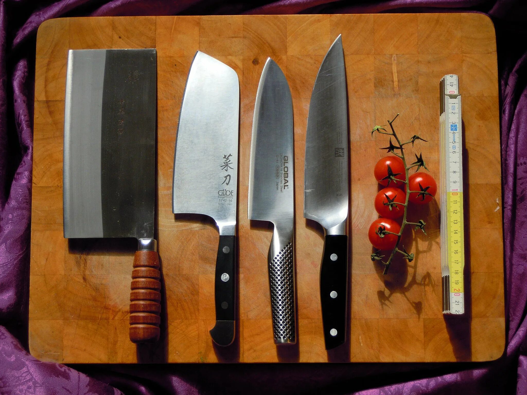 Справа нож слева. Ножевые стали. Ежевичный нож. Ножик на столе. Forest home knives лого сб.