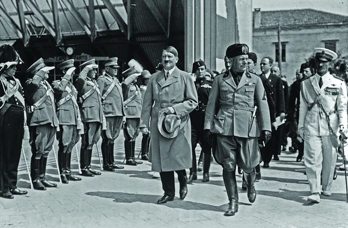 Германия между войнами. Муссолини и Гитлер. Бенито Муссолини и Адольф Гитлер. Адольф Гитлер 1934. Гитлер и Муссолини 1934.