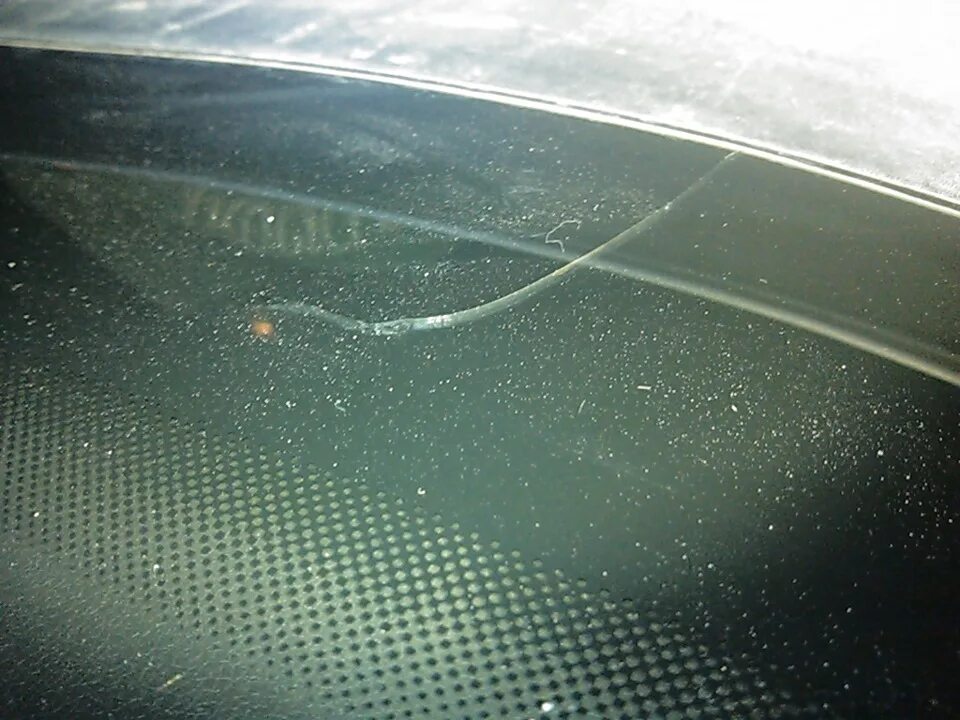 Залив трещин на лобовом стекле. Стекло лобовое VW Polo (2020-). Пыльник лобового стекла Фольксваген поло седан 2014. Трещина на лобовом. Скол на лобовом стекле.