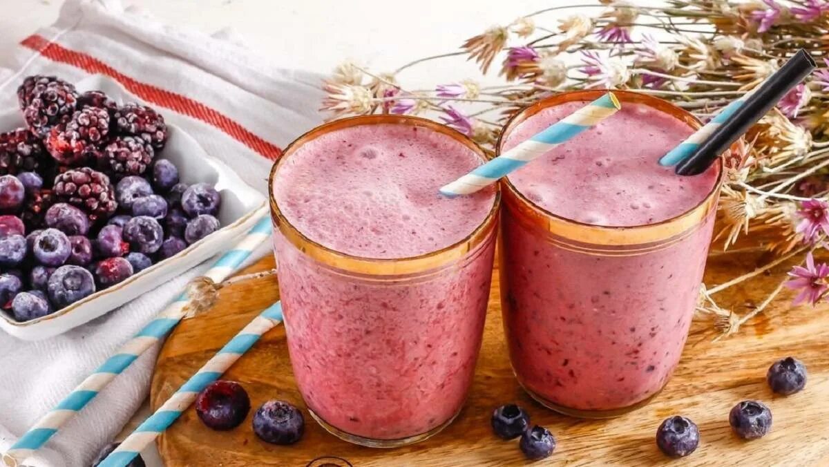 Ягоды в блендере. Смузи с голубикой. Пельменный смузи. Ягодный смузи. Соурс смузи эль.
